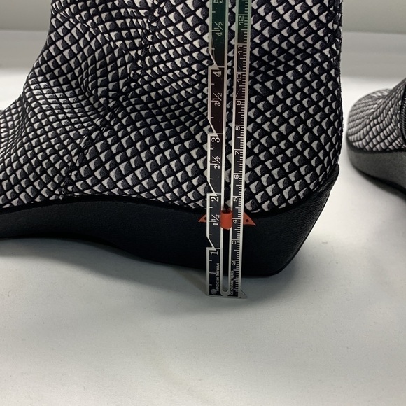 A’rcopedico Low Wedge Ankle Booties Side Zipper Size 41 Black and White - Picture 13 of 14